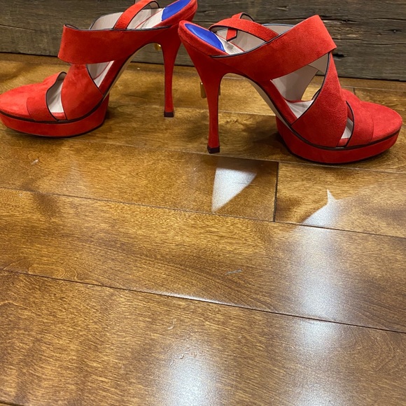 Stuart Weitzman “THE HESTER” heel - Picture 2 of 3